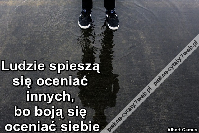 Ludzie spieszą się oceniać innych, bo boją się oceniać siebie